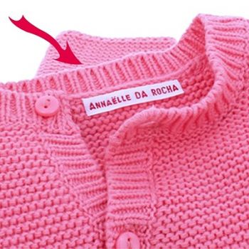 Bébé avec ses affaires de crèche étiquetées au prénom