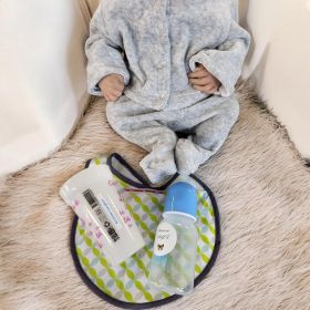 Bébé avec ses affaires de crèche étiquetées au prénom