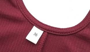 Étiquette de taille cousue sur un vêtement